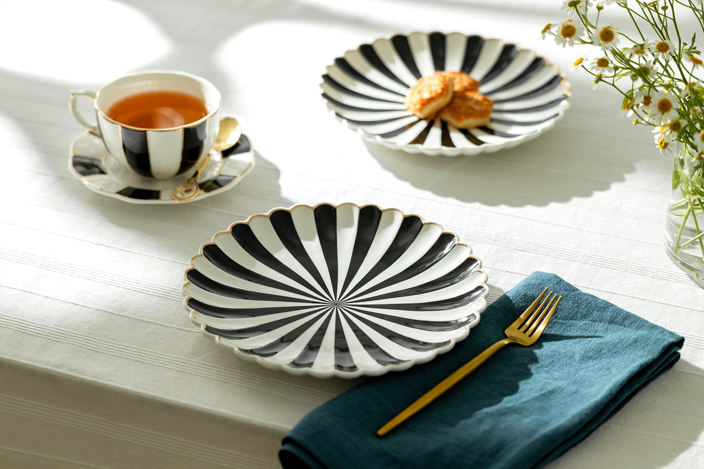 Black and White Scallop Fine Porcelain Dessert Plate